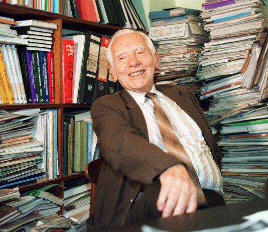 Юзеф Ротблат — відомий польський та британський фізик, який працював у Ліверпулі